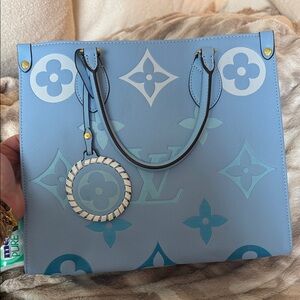 Stylish Blue Tote Bag with Iconic Pattern